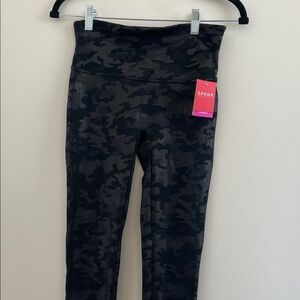 SPANX Women’s Medium Black Camo Leggings